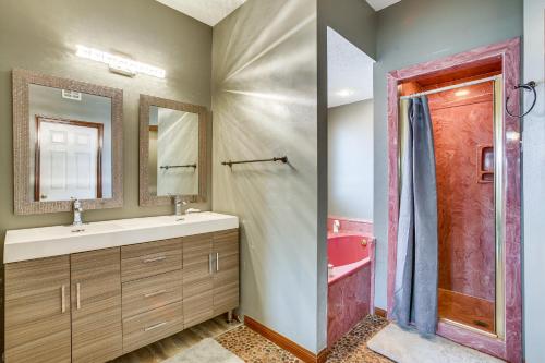 uma casa de banho com um lavatório, um chuveiro e um espelho. em Spacious New Orleans Retreat with Wet Bar and Yard! em Nova Orleans