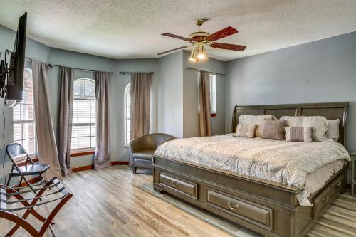 um quarto com uma cama e uma ventoinha de tecto em Spacious New Orleans Retreat with Wet Bar and Yard! em Nova Orleans