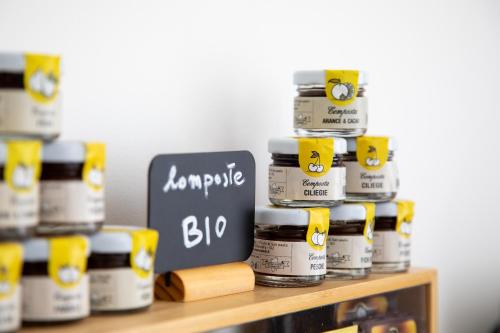 a shelf with a bunch of jars of peanut butter at La Locanda d'Oro in Monastir