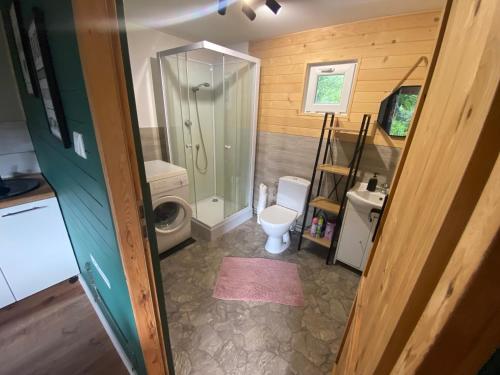 mała łazienka z toaletą i prysznicem w obiekcie Domki że Hej Bieszczady w mieście Ustrzyki Dolne