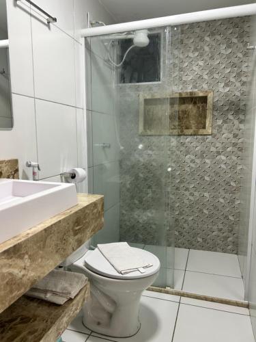 y baño con ducha, aseo y lavamanos. en New Point, en Fortaleza