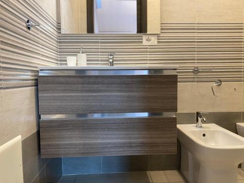 ナポリにあるRUMA GUESTHOUSEのバスルーム(洗面台、トイレ付)