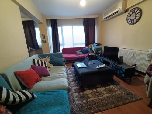 - un salon avec un canapé et une table dans l'établissement ZULA HOUSE, à Izmir