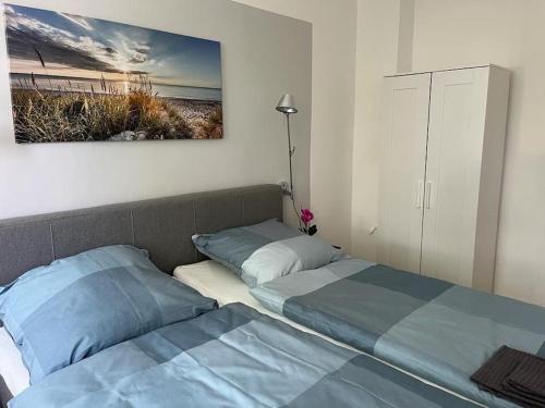 1 dormitorio con 2 camas y un cuadro en la pared en Wohlfühl-Oase 2.0, en Herne