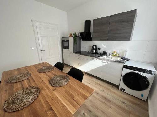 uma cozinha com uma mesa de madeira e um micro-ondas em Wohlfühl-Oase 2.0 em Herne