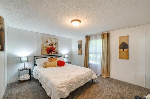 um quarto com uma cama com almofadas em Pet-Friendly Springville Home Near Kentucky Lake! em Durham Subdivision