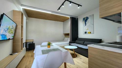 Ce petit appartement comprend une chambre et un salon. dans l'établissement Avalona Apartment 1, à Vlorë