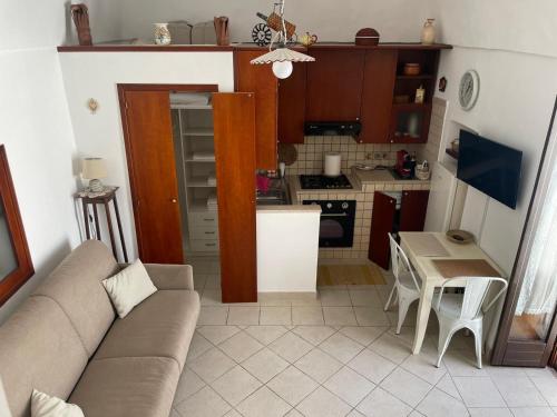 a living room with a couch and a kitchen at Casa Sunshine in Ostuni