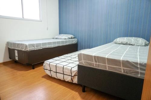 - 2 lits jumeaux dans une chambre avec fenêtre dans l'établissement Lugar de descanso, à Rio das Ostras
