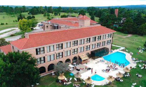una vista aérea de un edificio con piscina en San Miguel Plaza Hotel All Inclusive en Villa San Miguel