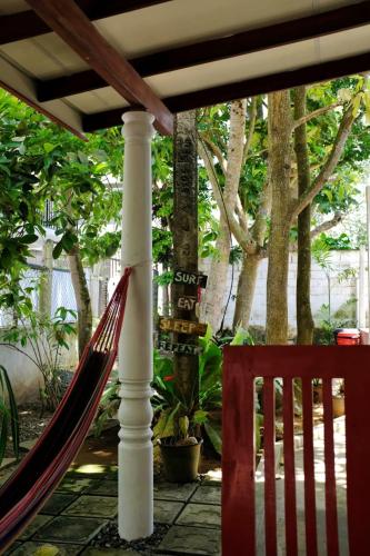 Taman di luar Happy Hammocks, Weligama Beach - Sri Lanka