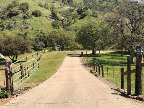 un camino de tierra con una valla al costado de una colina en Mill Creek Getaway, en Squaw Valley