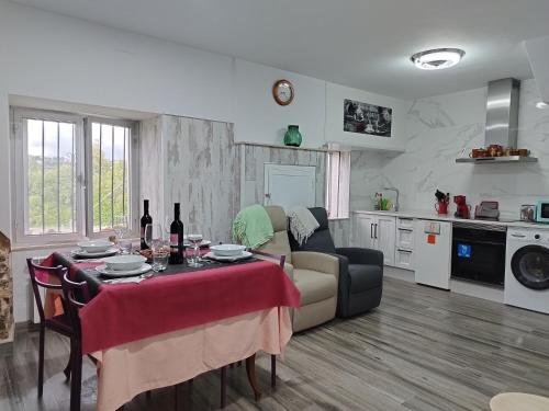 a living room with a table and a kitchen at Lazzaretto vivienda uso turístico in Lugo