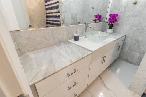 TamiamiにあるSpacious Miami Home Heated Pool BBQ L35の洗面台と鏡のあるバスルーム