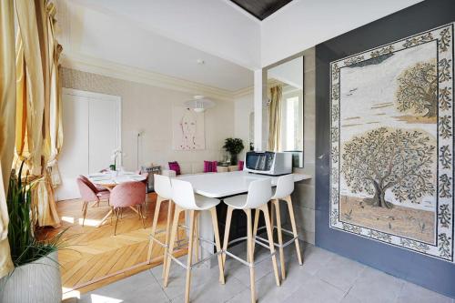 une cuisine avec une table et des chaises ainsi qu'une salle à manger dans l'établissement Charmant appartement - 2BR 4P - Champs-Élysées, à Paris