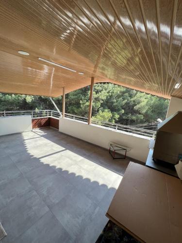 a large room with a large roof with a large window at Havaalanına yakın, karşısı orman ferah bir daire. 
