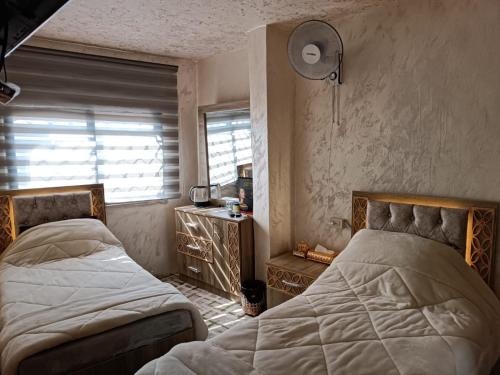 Postel nebo postele na pokoji v ubytování hostel ـ Karak dream