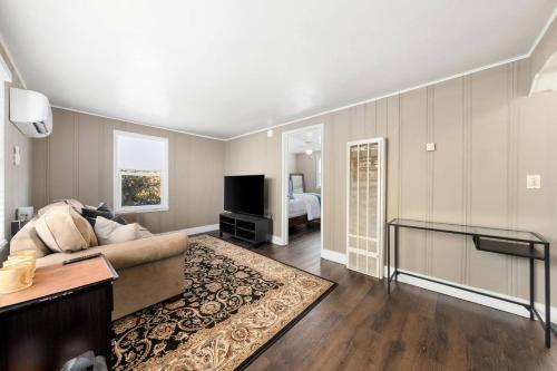 TV a/nebo společenská místnost v ubytování Cozy 1bdr/1br home near downtown