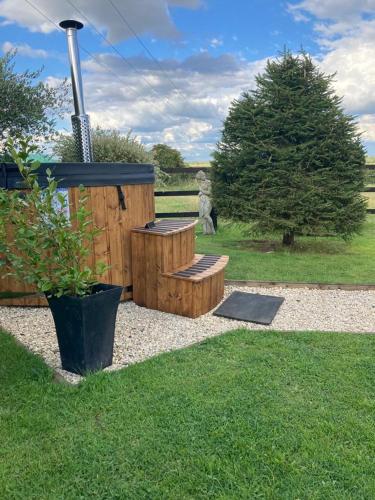 Κήπος έξω από το Cotswold Shepherd hut Hot Tub sauna Dog friendly