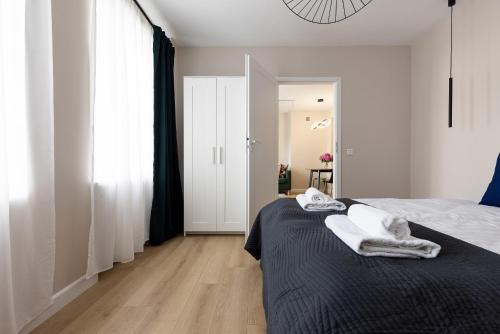 1 dormitorio con 1 cama con 2 toallas en Korona Starego Gdańska en Gdansk