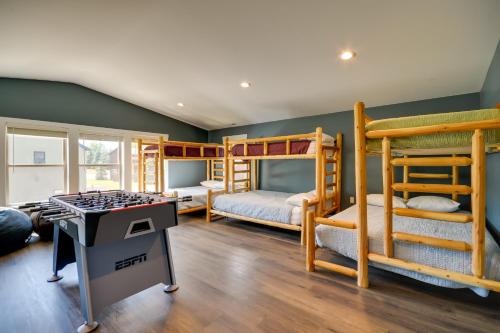 Cette chambre dispose de lits superposés et d'un bureau. dans l'établissement Vivid Home on Red Lodge Mountain Golf Course!, à Red Lodge