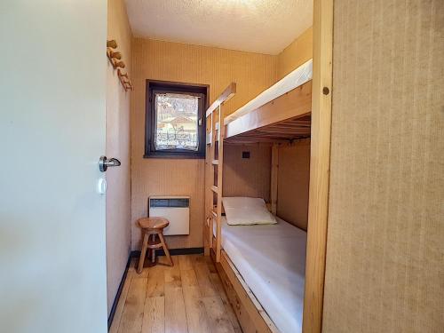 レ・ジェにあるAppartement Les Gets, 2 pièces, 4 personnes - FR-1-454-34の小さな客室で、二段ベッド2台、スツールが備わります。