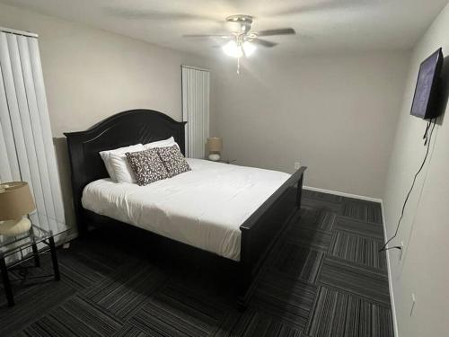 a bedroom with a bed and a ceiling fan at Cozy Retreat 1.8 Mi to Stadium in Gainesville