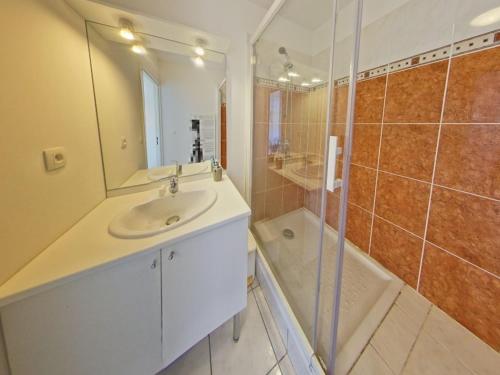 une salle de bain avec un lavabo et une douche dans l'établissement Appartement moderne 3 pièces avec balcon, ascenseur, proche plages et commerces, parking inclus - FR-1-349-64, à Ploemeur