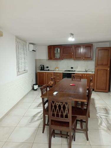 - une cuisine avec une table et des chaises en bois dans l'établissement DON BOSCO 2, à Bari Palese