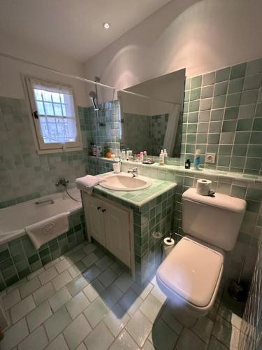 une salle de bain avec un lavabo, des toilettes et une baignoire dans l'établissement Bastide de l'Hermitan - Golfe de Saint Tropez, à Cogolin