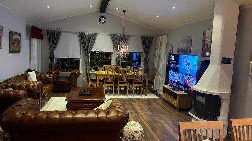 een woonkamer met banken, een televisie en een tafel bij Day to Day Motel in Borlänge