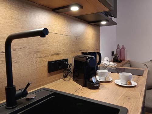 Navis的住宿－Feiserhof Navis - Appartements，厨房柜台配有咖啡壶和2杯