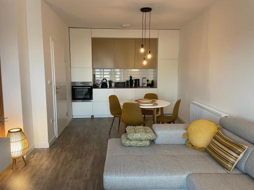 un soggiorno con un divano e un tavolo di Apartman Prodan a Sombor