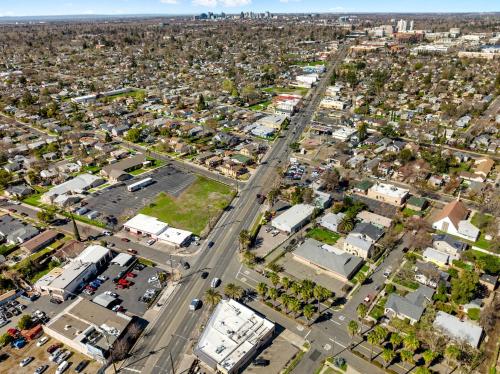 Nespecifikovaný výhled na destinaci Sacramento nebo výhled na město při pohledu z penzionu