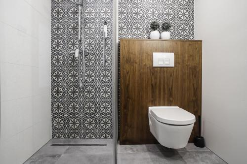 La salle de bains est pourvue d'une douche et de toilettes. dans l'établissement CCC Apartments, à Budapest