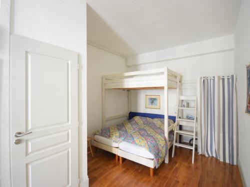 um quarto com uma cama e um beliche em Appartement Évian-les-Bains, 2 pièces, 4 personnes - FR-1-498-14 em Évian-les-Bains