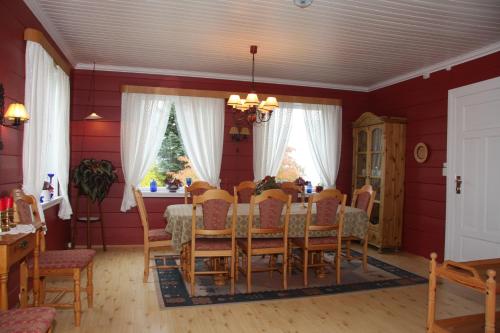 a dining room with a table and chairs at Innvik Fjordhotell in Innvik