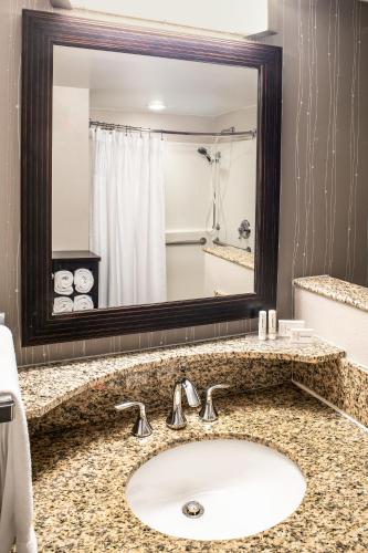 Ένα μπάνιο στο Courtyard Jacksonville Orange Park