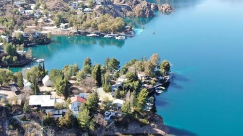 una vista aérea de una isla en un lago en Casa en Los Reyunos, Ubicación perfecta Frente al lago en San Rafael