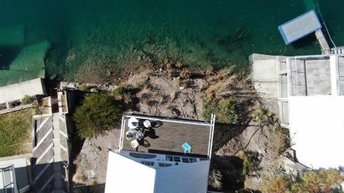 an aerial view of a building next to the water at Casa en Los Reyunos, Ubicación perfecta Frente al lago in San Rafael