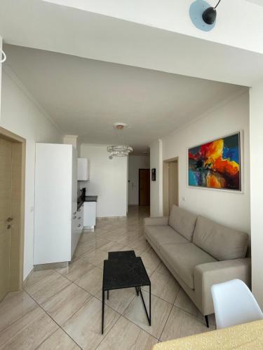 ein Wohnzimmer mit Sofa und Tisch in der Unterkunft Appartamento Vista Mare a Valona 5 persone in Vlorë