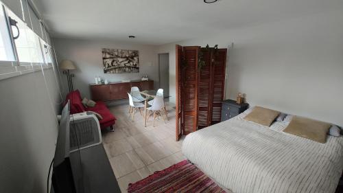 um quarto com uma cama e uma sala de jantar em Moderno departamento en inmejorable ubicación con estacionamiento opcional em Mendoza