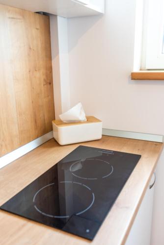 a black rug on the counter of a kitchen at Thome Bucegi Studio in Cluj-Napoca