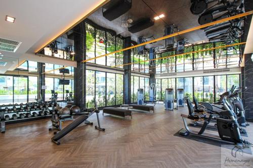 un gimnasio con cintas de correr y equipos de ejercicio en un edificio en supalai city resort en Ban Khlong Samrong