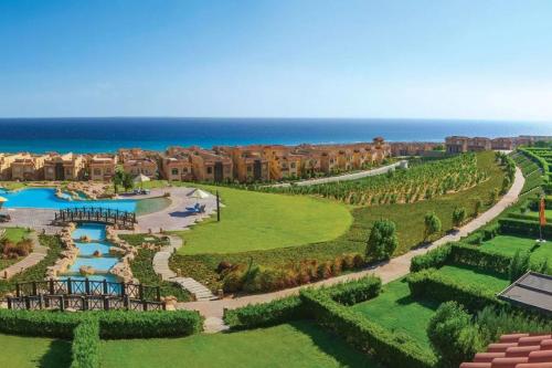 een luchtzicht op een resort met de oceaan op de achtergrond bij Telal Ground Floor 2 bedroms in Ain Sokhna