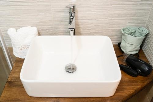 - un lavabo blanc sur un comptoir dans la salle de bains dans l'établissement B&B La Caruscia, à Trivento