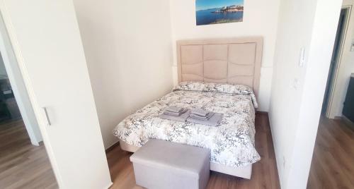 Habitación pequeña con cama y taburete en Sa Domitta uno Alghero, en Alghero