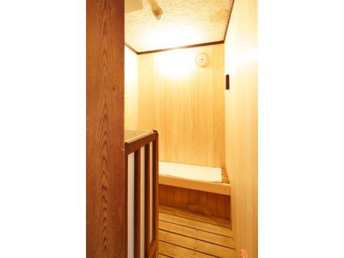 ein Badezimmer mit Badewanne und Holzboden in der Unterkunft Misato no Yu Kajikaso - Vacation STAY 22199v in Kimino
