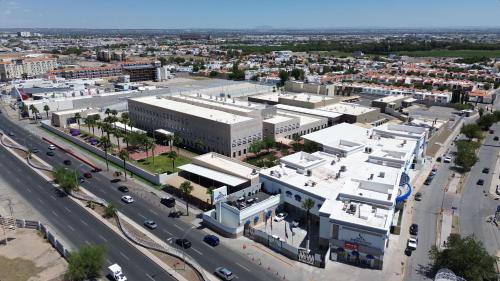 een luchtzicht op een stad met gebouwen en wegen bij Hotel Mesaluna Short & Long Stay in Ciudad Juárez