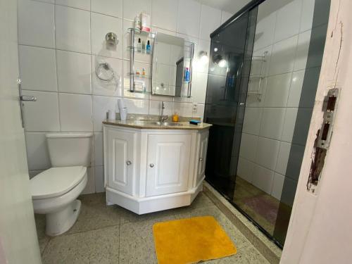 a bathroom with a toilet and a sink and a shower at Apartamento amplo e confortável in Belém